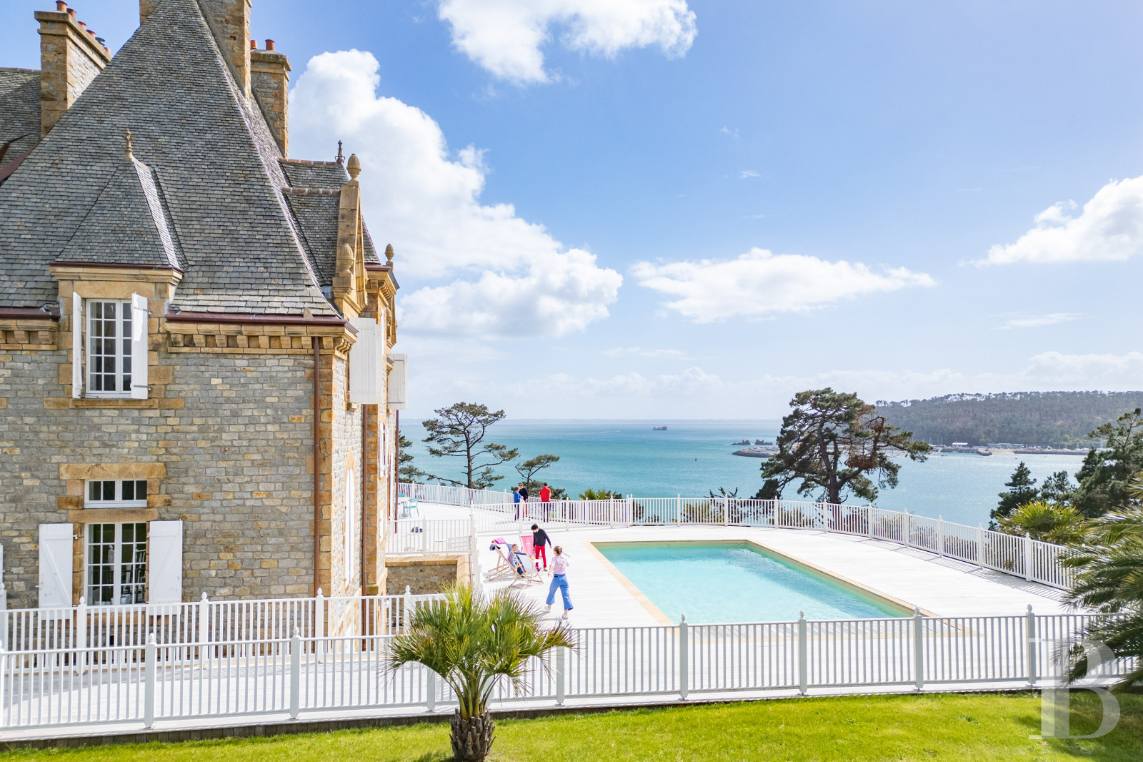 An early 19th century manor house overlooking the Bay of Douarnenez on the Crozon peninsula in Finistère - photo  n°38